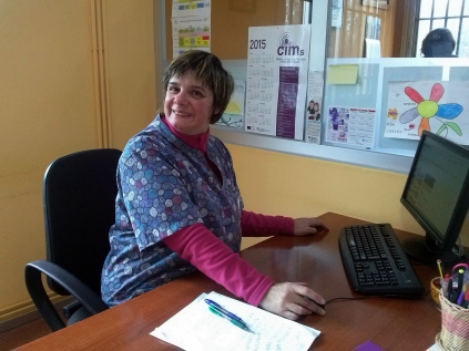 Anabel, no seu despacho da sede da asociación Íntegro, en Nántón (Cabana de Bergantiños). Foto: Paula V.